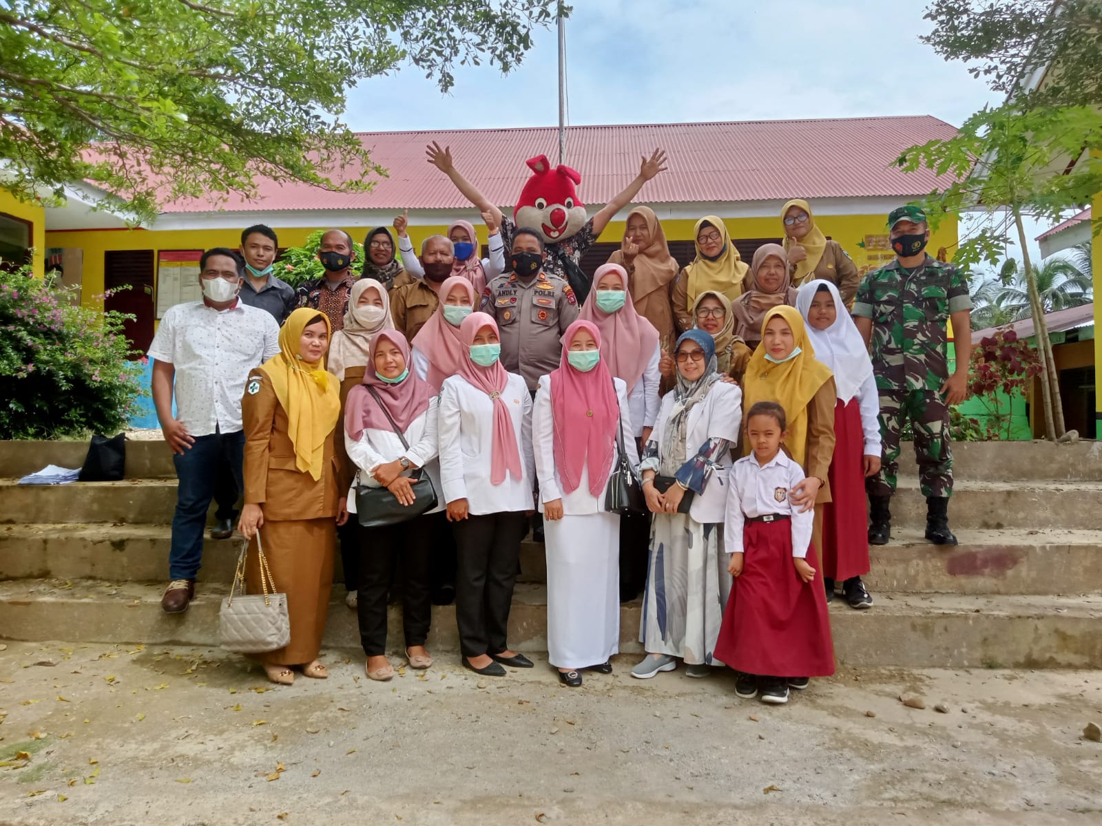 Tim Gugus Tugas Covid-19 Kecamatan Ranpes di temani Om Badut
