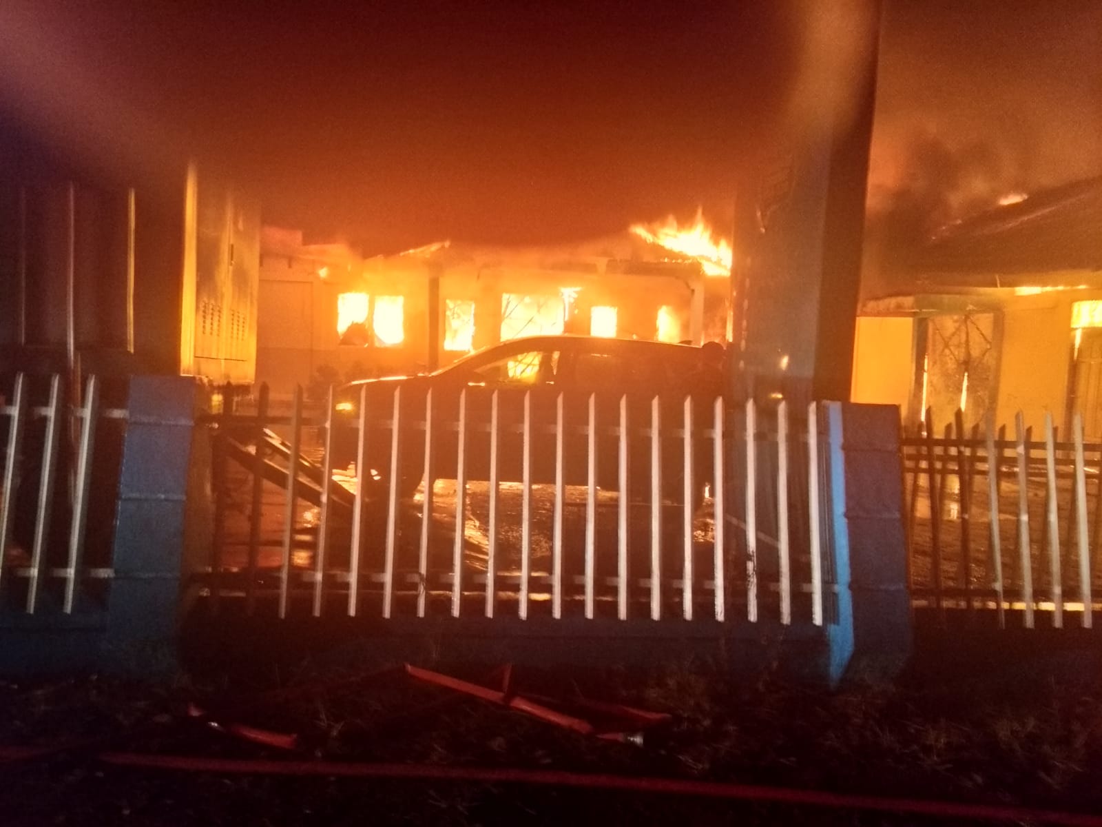 Kantor PLN Balai Selasa di lalap Sijago Merah
