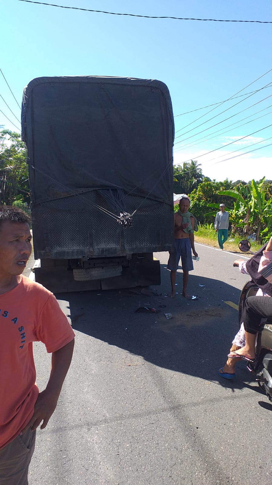 Pemotor Tabrak Mobil saat Sedang Pakir