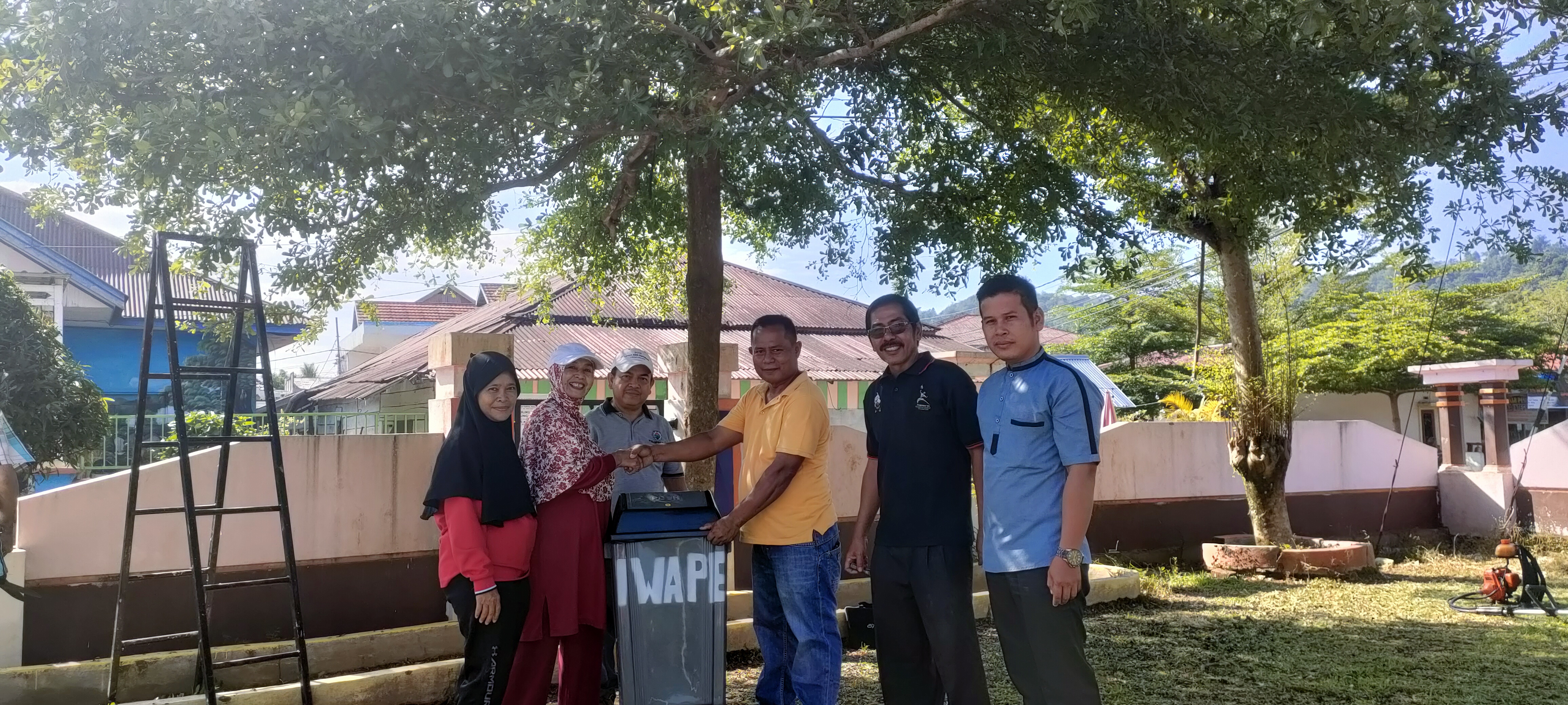 Pemberian Tong Sampah oleh IWP Kenagarian Pelangai