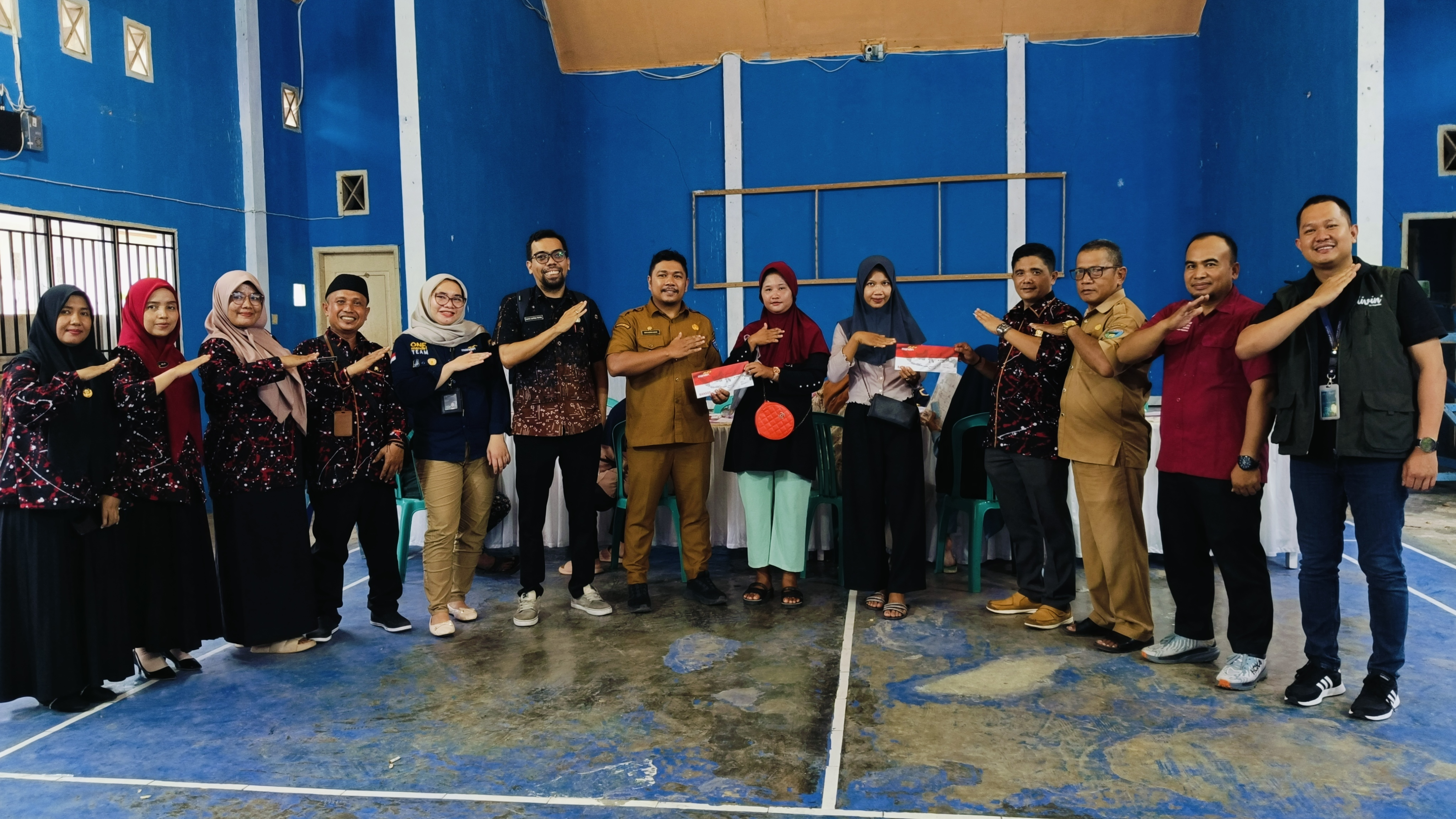 Penyerahkan Kartu PKH