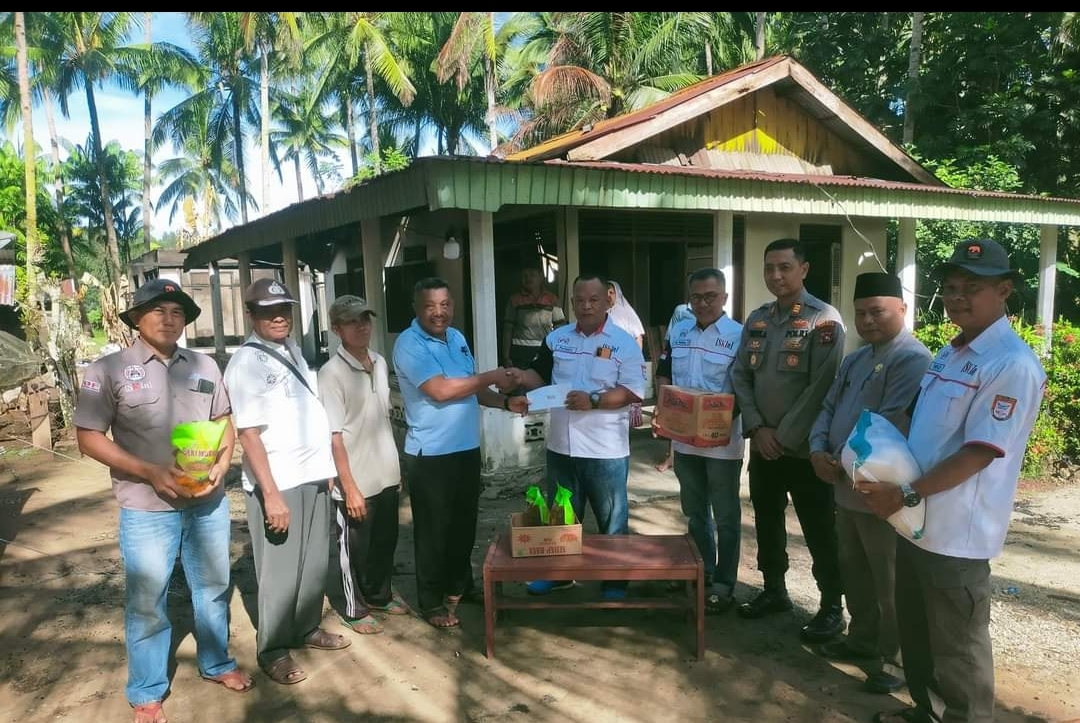 Pemerintah Kecamatan Ranah Pesisir bersama SKin PSL serahkan Bantuan korban kebakaran Nagari Nyiur M