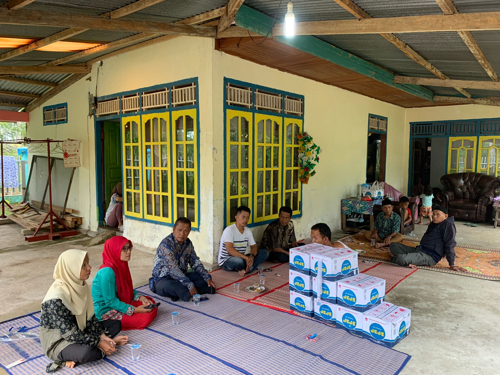 Kasi Trantip dan Kasi Kesos beserta staf melakukan peninjauan ke lokasi penenemuan mayat di Pasia Pe